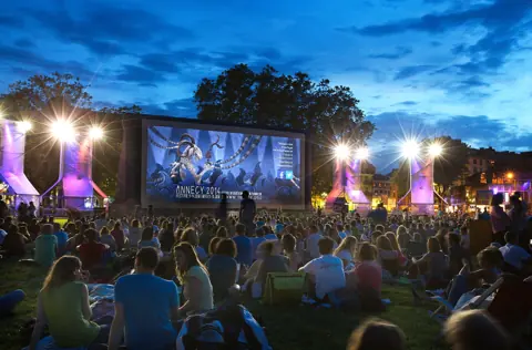 Freiluftkino mit großer Leinwand beim Animationsfilmfestival in Annecy