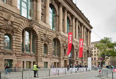 Besucher vor dem Haus der Wirtschaft in Stuttgart während der Fachkonferenz FMX