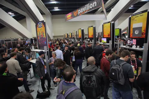 Besucherinnen und Besucher testen Spiele auf der Ausstellung des Independent Games Festival bei der Game Developers Conference