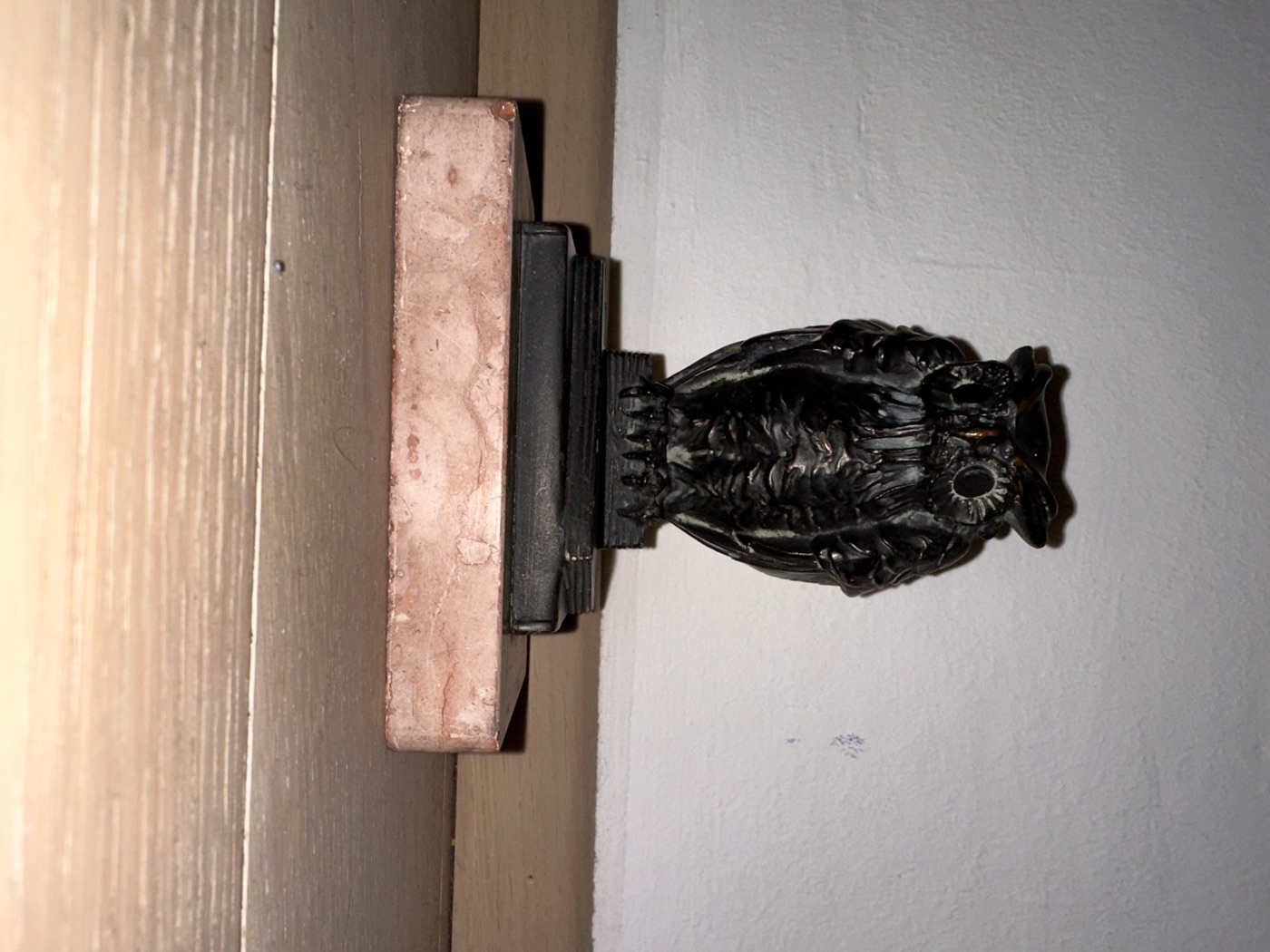 Antike Bücherstütze mit Vogelfigur auf Marmorsockel