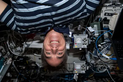 Die Astro-Pi-Computer im Columbus-Modul der ISS, daneben ein Astronaut