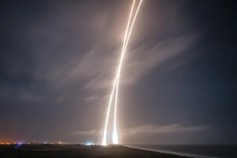 Langzeitbelichtung: Start und Landung einer Falcon-9-Erststufe