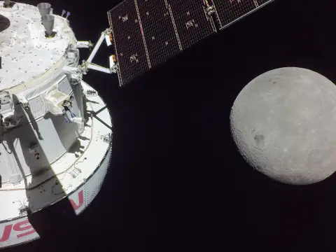Raumschiff Orion mit dem Europäischen Servicemodul vor dem Mond
