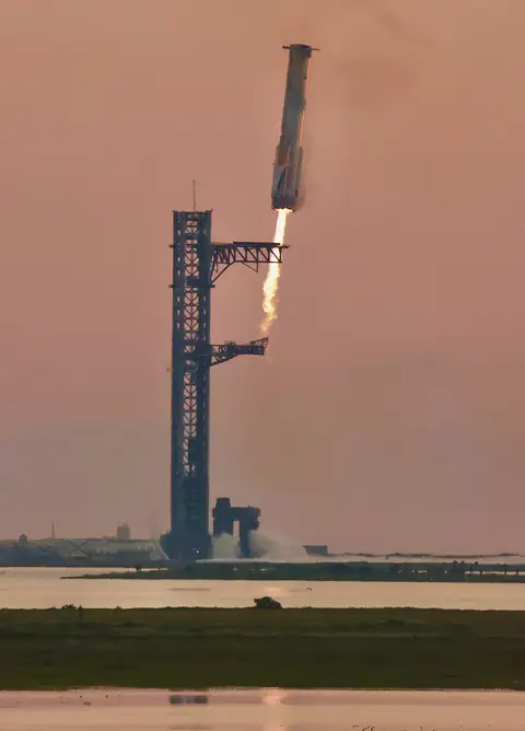 Super-Heavy-Booster kurz vor dem Fang am Startturm