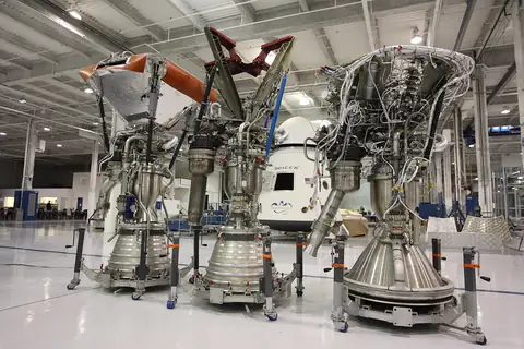Merlin-Triebwerke in der Halle von SpaceX in Hawthorne