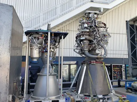 Ein Merlin-Triebwerk neben einem Raptor-Triebwerk in Hawthorne