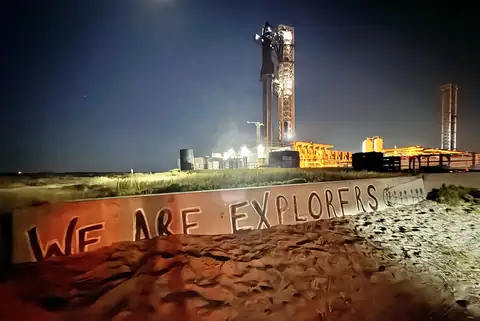 Starship und Super Heavy gestapelt auf dem Startplatz