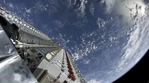 Starlink-Satelliten gestapelt vor dem Aussetzen