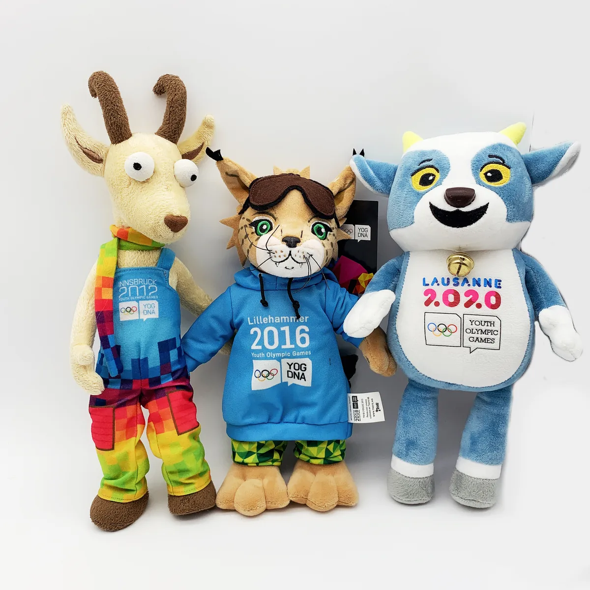Die drei offiziellen Maskottchen der Olympischen Jugendspiele als Plüschfiguren