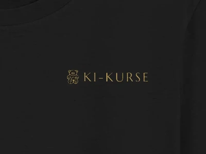 Close-up: KI-Kurse Gold Tee, logo on the fabric