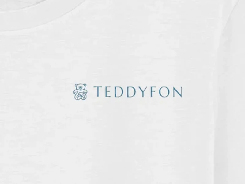 Close-up: TeddyFon Clean Tee, logo on the fabric