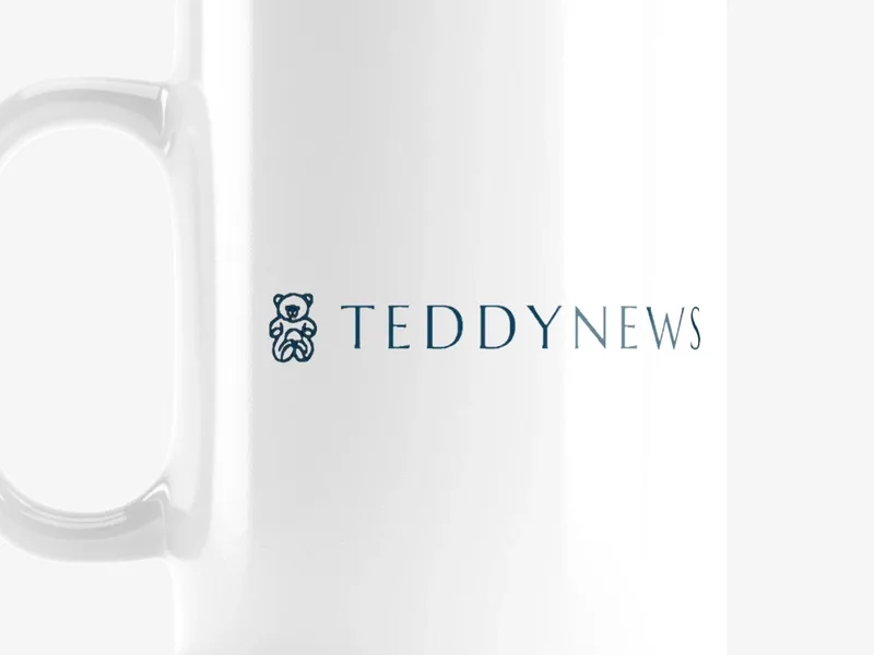 Close-up: Teddynews Signature Mug, logo on the fabric