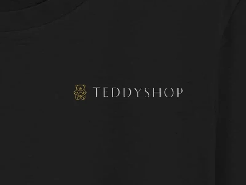 Close-up: Teddyshop Gold Tee, logo on the fabric